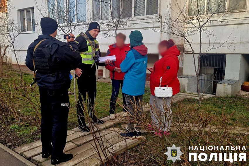 У Києві жителі багатоповерхівки повісили решітки на підвал, де були коти: тварини померли