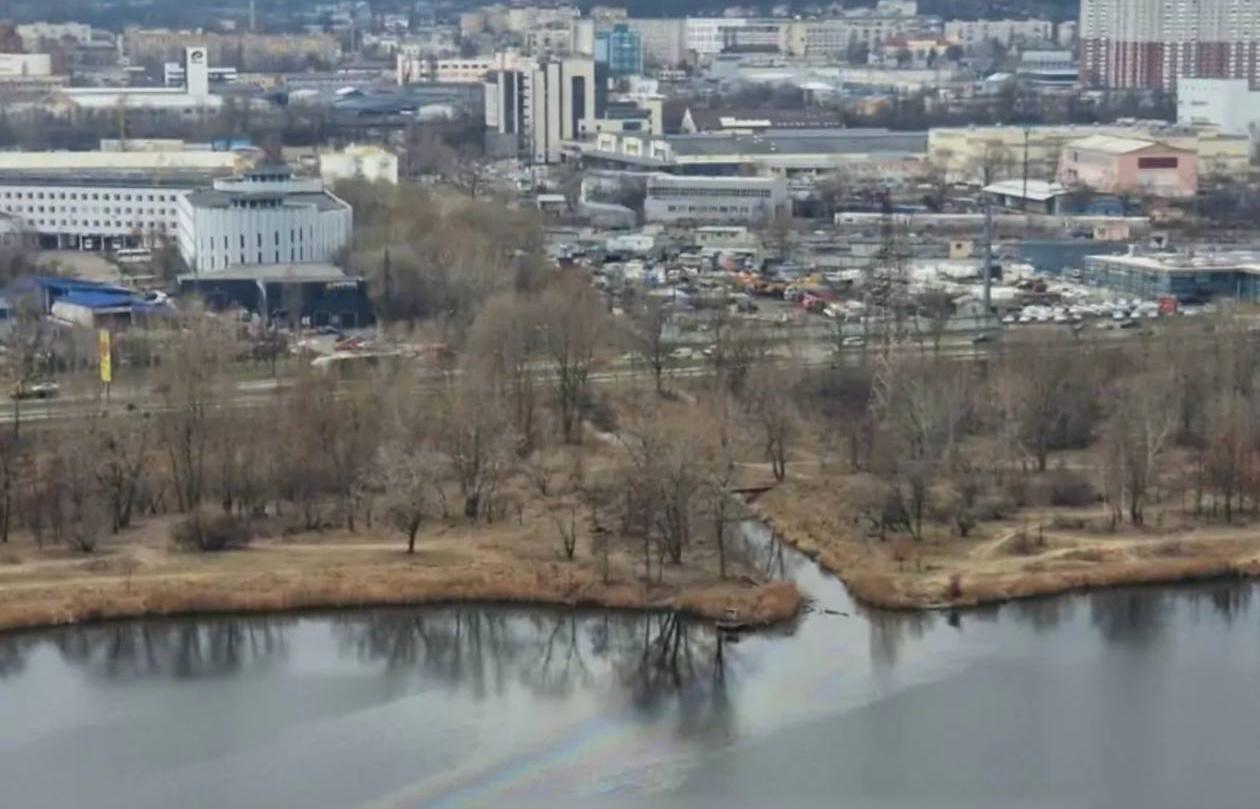 У Києві в міське озеро злили нафтопродукти: правоохоронці відкрили справу