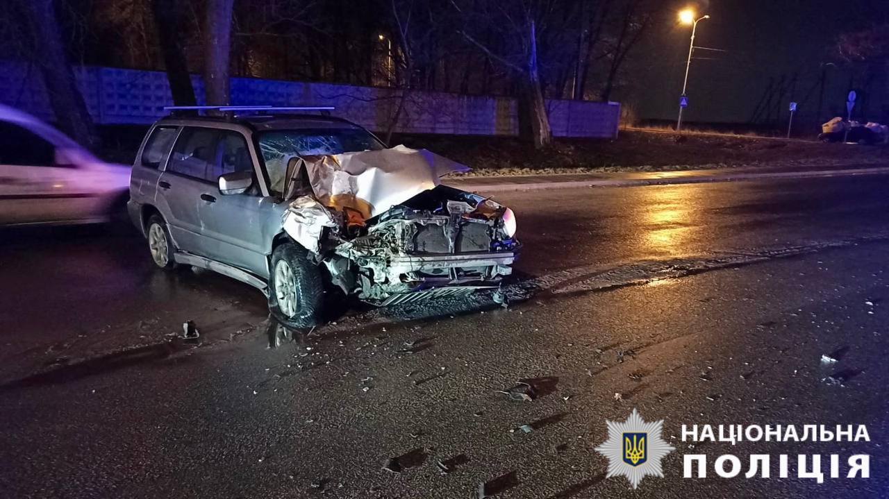 На Київщині нетверезий водій легковика врізався в автобус