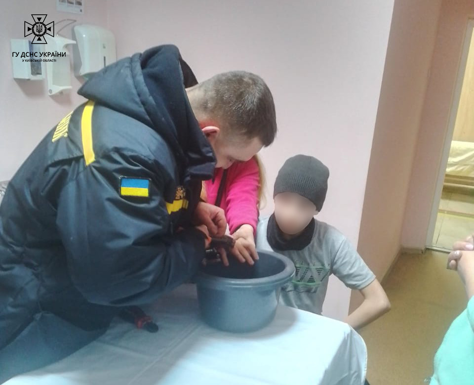 На Київщині підліток невдало погрався з мультитульним ключем