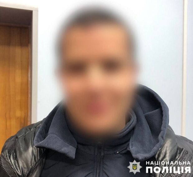 На столичній Оболоні затримали молодика, який пограбував дітей