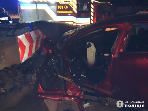 Днями на трасі Київ-Одеса, 31-річна кермувальниця “Mazda” рухалась в напрямку столиці та скоїла зіткнення з бетонною перешкодою. Внаслідок аварії водійка та одна з пасажирок загинули на місці події, другу пасажирку без свідомості з численними травмами направили до реанімаційного відділення. Слідчі слідчого управління Київщини за фактом ДТП, яка спричинила загибель кількох осіб, розпочали досудове розслідування (ч. 3 ст. 286 Кримінального кодексу України).