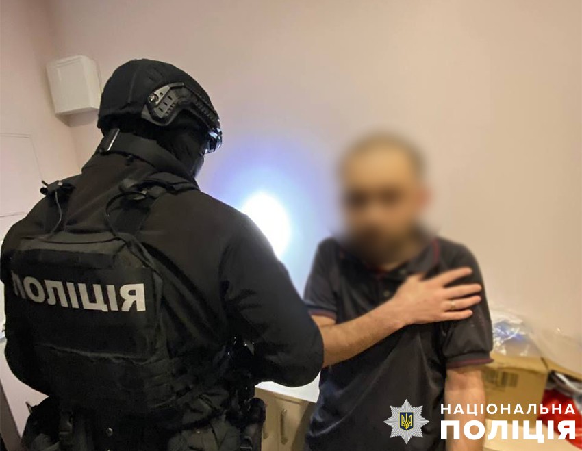 У Києві викрили шахраїв, які під приводом отримання гуманітарної допомоги ошукували благодійні організації