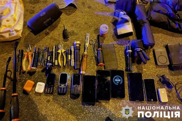 Пограбували магазин і погрожували поліцейським гранатою: у Києві затримали серійних крадіїв