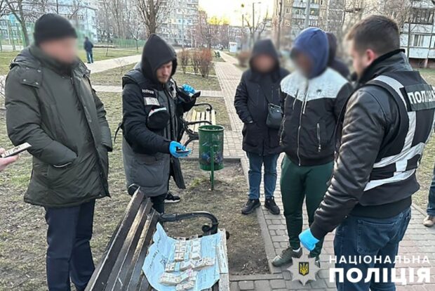 Незаконно отримали майже 350 тисяч гривень за підробленими документами: у столиці затримали двох чоловіків