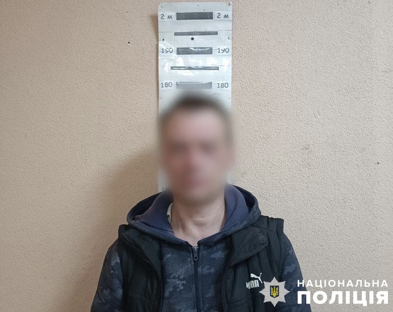 У Києві затримали чоловіка, який жорстоко побив власну матір через відмову дати йому гроші
