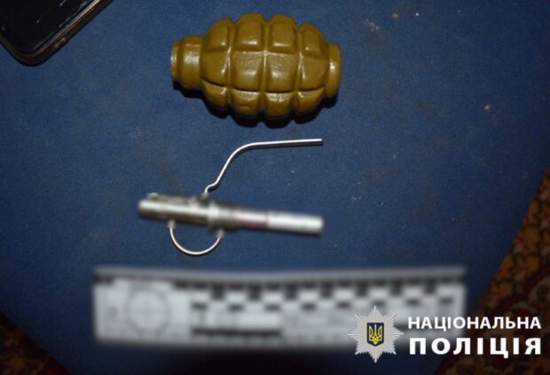 Побив, зґвалтував дружину та погрожував поліцейським гранатою: на Київщині чоловіку повідомили про підозру