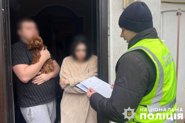 Погрожували фізичною розправою через 10 000 доларів неіснуючого боргу: у столиці викрили групу вимагачів
