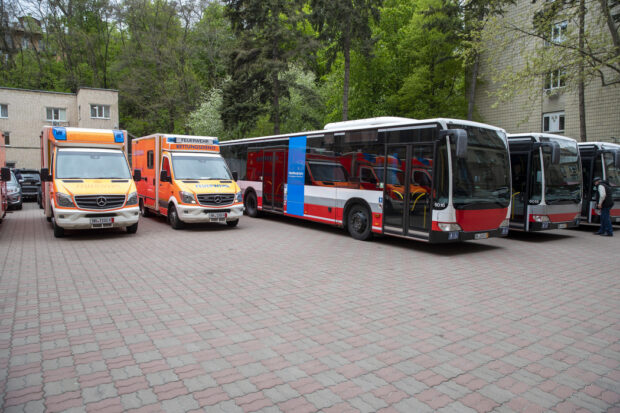 Автобуси й карети "швидкої": Київ отримав допомогу із Гамбурга