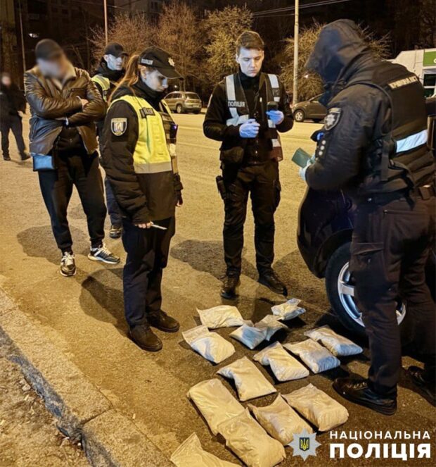Перевозили 15-кілограмову партію амфетаміну: у Києві затримали двох наркодилерів