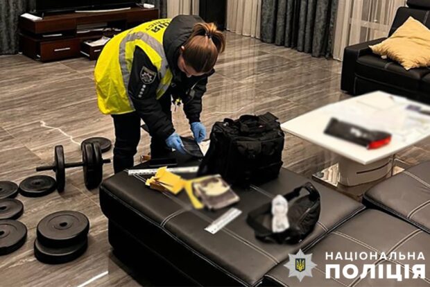 Поліцейські затримали групу осіб за зухвалий розбійний напад на квартиру киянина (відео)