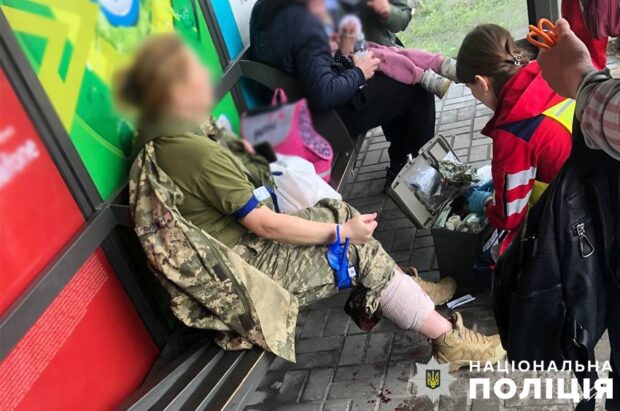 У Києві легковик в'їхав у зупинку громадського транспорту: травми отримала військовослужбовиця