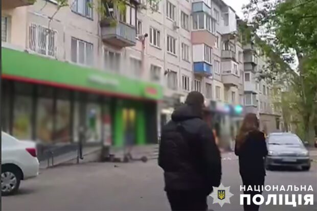 У Києві чоловік не підпускав медиків та рятувальників до п'яної жінки, яка випала з вікна