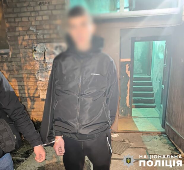 У Києві затримали 24-річного молодика за пограбування неповнолітньої дівчини