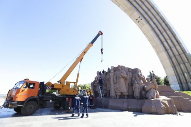 У столиці розпочали демонтаж скульптурної композиції на честь Переяславської ради