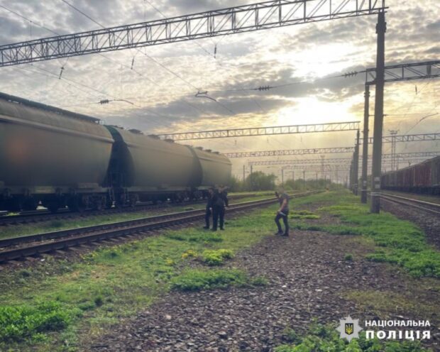 На Київщині хлопчика вразило струмом, коли він поліз на дах вагона