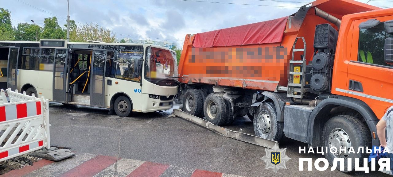 В Києві маршрутка зіткнулася з вантажівкою: постраждав водій та пасажири