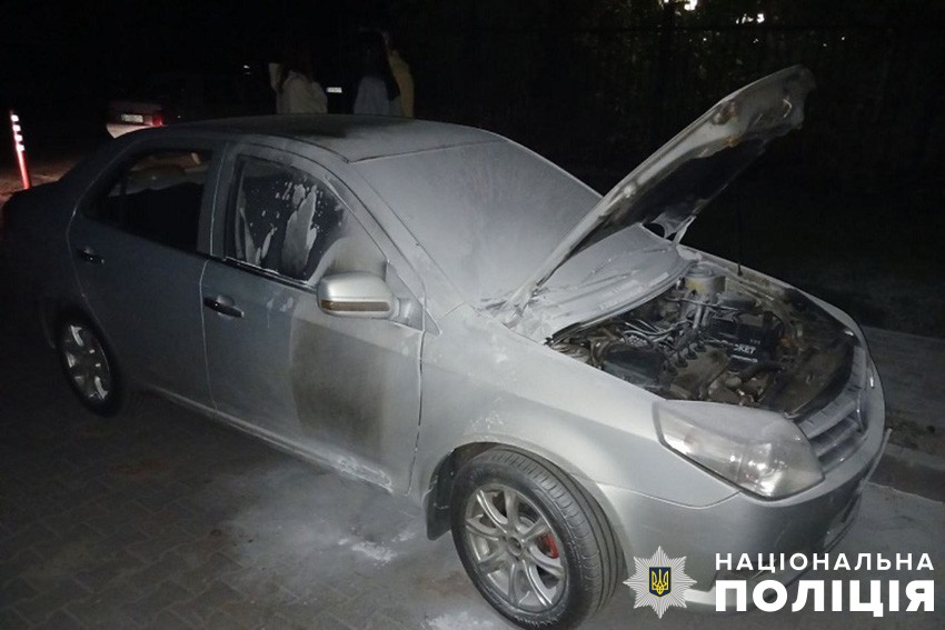 У Києві затримали чоловіка, який підпалив автівку вчительки свого сина