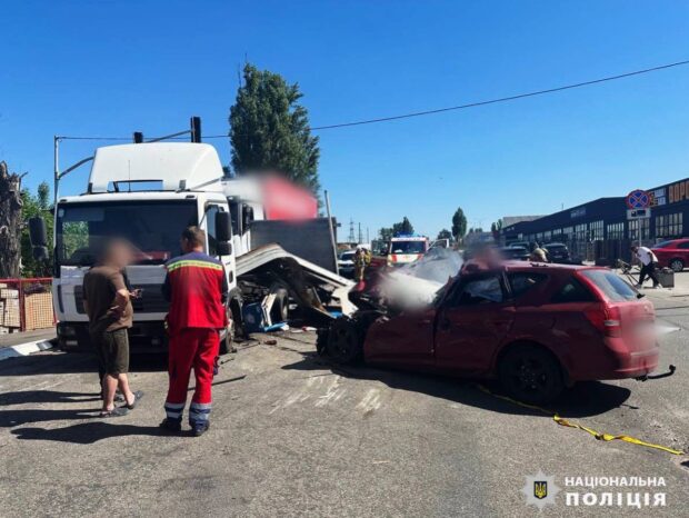 На Київщині внаслідок зіткнення вантажівки та автівки загинуло три людини