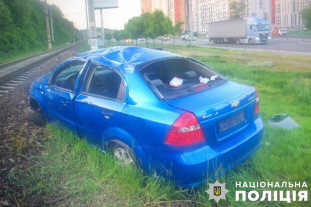 У Києві затримали п’яного водія, який не впорався із керуванням та з’їхав у кювет: постраждав пасажир