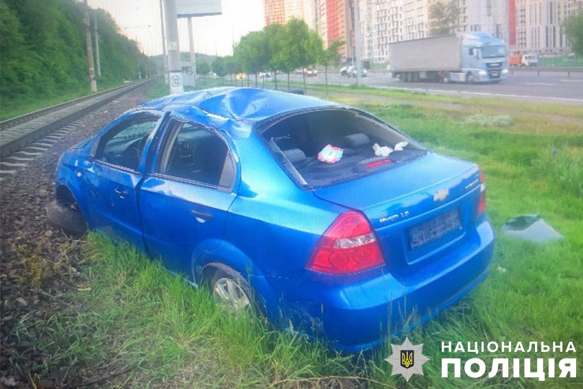 У Києві затримали п’яного водія, який не впорався із керуванням та з’їхав у кювет: постраждав пасажир