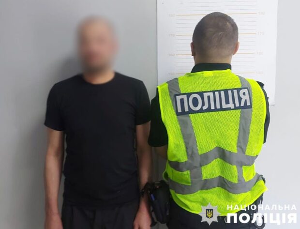 У Києві затримали чоловіка, який біля дитячого майданчику тяжко поранив незнайомця