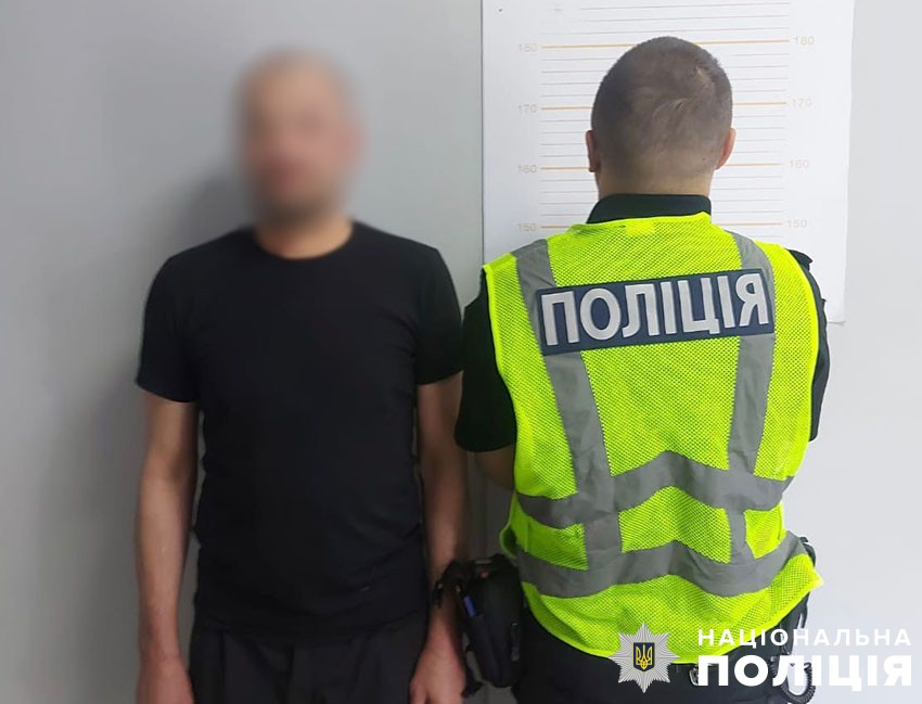 У Києві затримали чоловіка, який біля дитячого майданчику тяжко поранив незнайомця