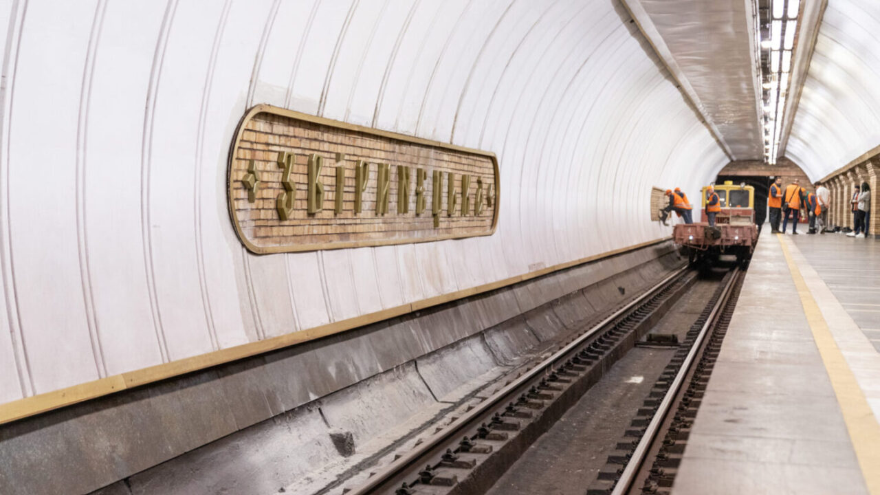 На станції метро «Звіринецька» облаштували перші написи на колійній стіні