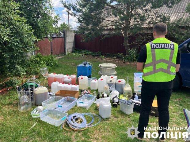 Нарколабораторія з прибутком у п'ять мільйонів гривень: столичні правоохоронці затримали членів наркоугруповання