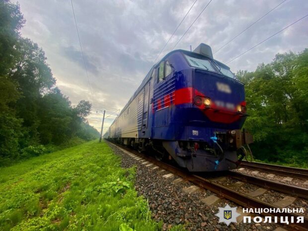 На Київщині потяг збив 13-річну дівчину