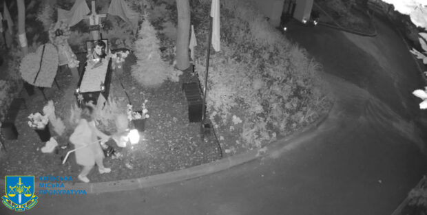 У Києві вночі невідома жінка понівечила могили загиблих воїнів Дмитра Коцюбайла, Андрія Пільщикова та Павла Петриченка