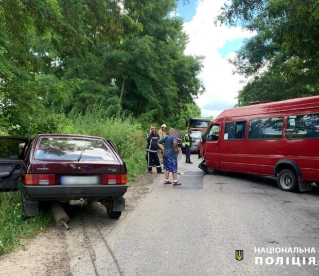 На Київщині внаслідок зіткнення маршрутки та легковика ушпиталили двох людей