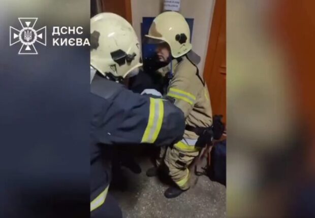 В столичній багатоповерхівці обірвався ліфт з жінкою всередині
