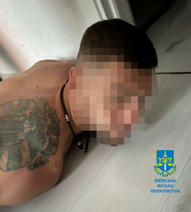 На Печерську жінці розпилили в обличчя сльозогінний газ та відібрали 3 млн гривень: учасникам розбою повідомлено про підозру