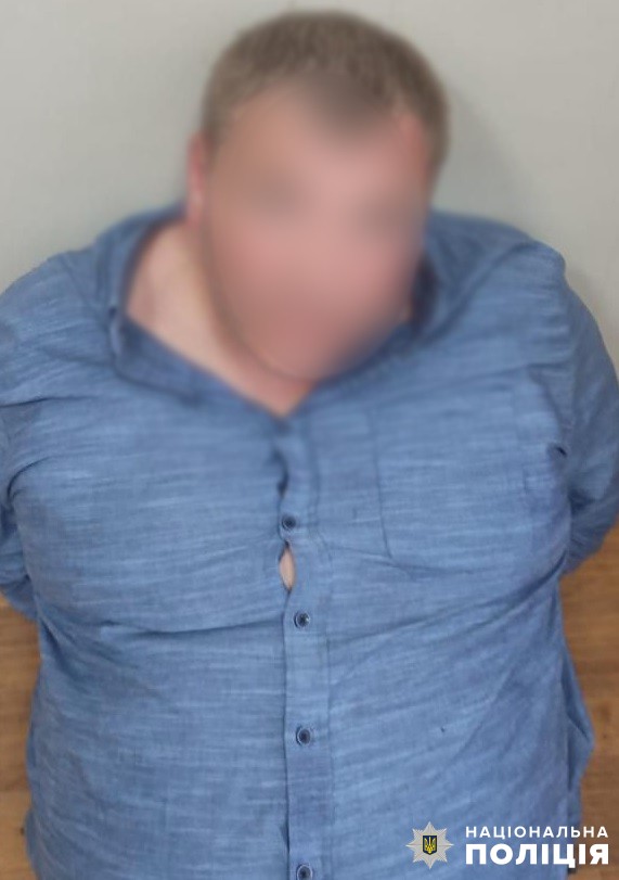 Повідомлено про підозру чоловіку, який у Подільському районі при затриманні чинив опір поліцейським та пошкодив їх службову автівку