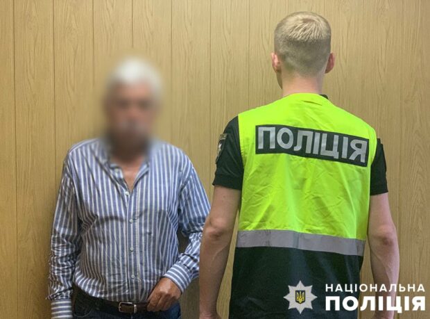 Напад на дівчину в Оболонському районі столиці розкрито: столичні поліцейські встановили та затримали фігуранта, йому повідомили про підозру