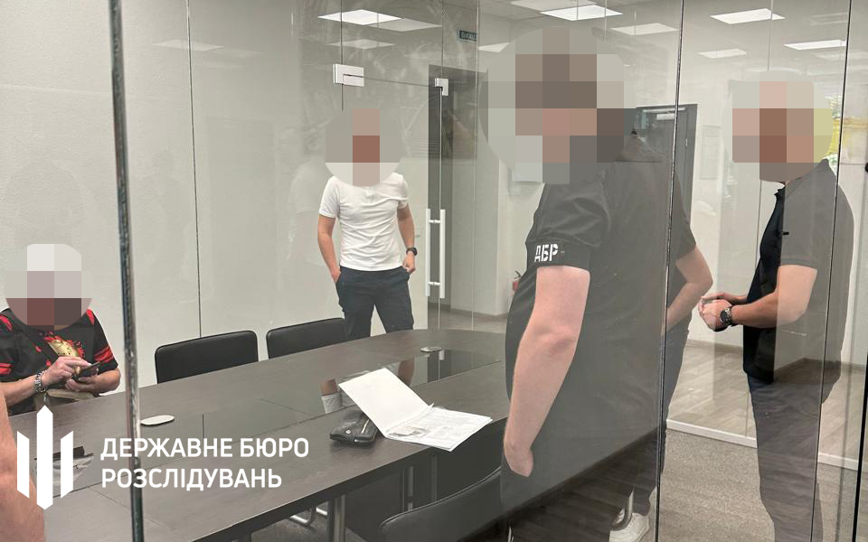 ДБР повідомило про підозру посадовцю КДМА, який під час війни організував схему поборів зі столичних автоперевізників (відео)