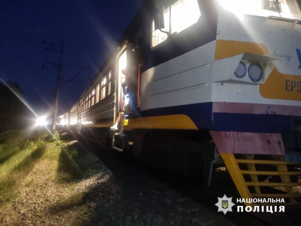 На Київщині потяг збив підлітка, який сидів на коліях