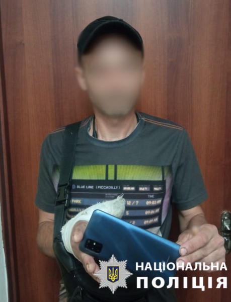 У Києві затримали чоловіка, який запрошував перехожих на застілля, а потім їх грабував