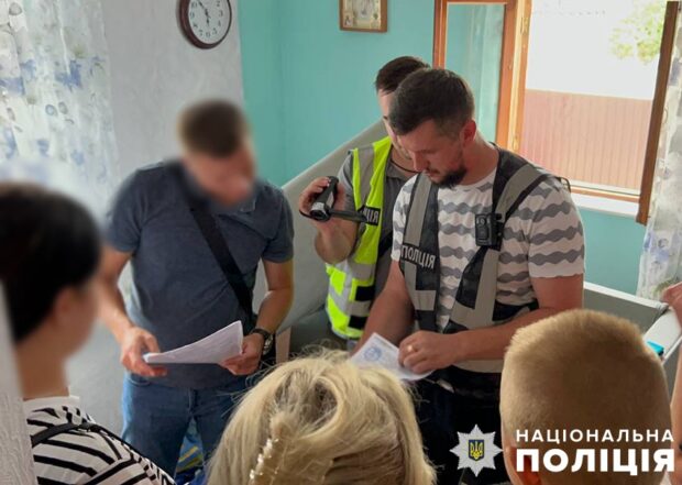 Статус багатодітного батька за 3500 доларів: поліцейські Києва припинили діяльність злочинного угруповання, які допомагали призовникам ухилитись від мобілізації (відео)