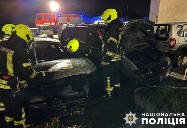У Києві затримали чоловіків, які спалили автомобіль знайомого через образу