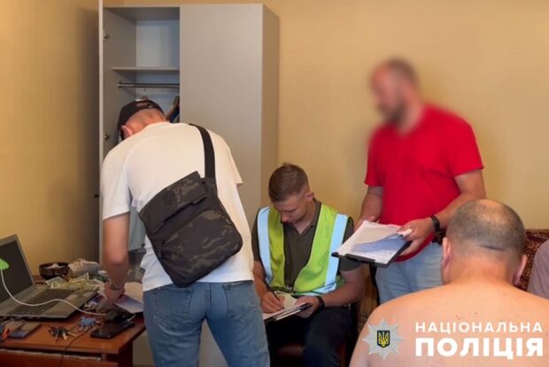 У Києві викрили шахрая, який виселив літню жінку з трикімнатної квартири у Печерському районі та привласнив її нерухомість