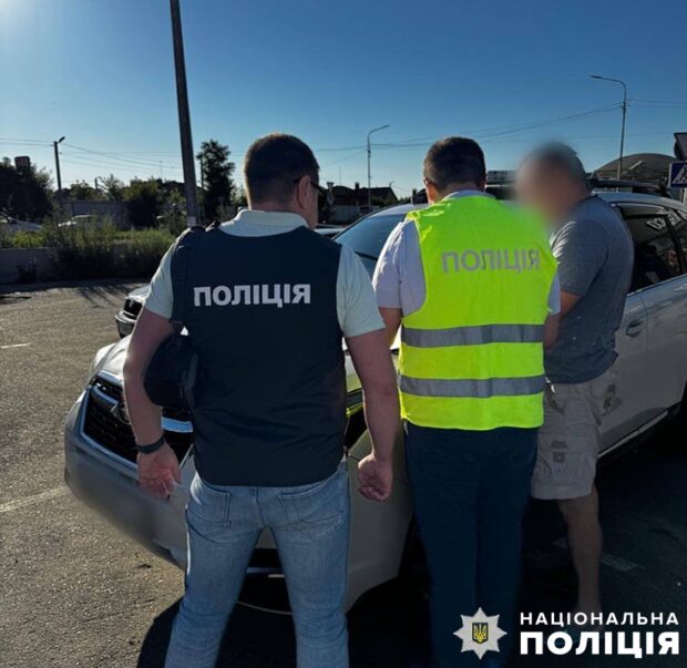 Переправлення військовозобов’язаних чоловіків через кордон під виглядом перевізників: у столиці затримали чоловіка