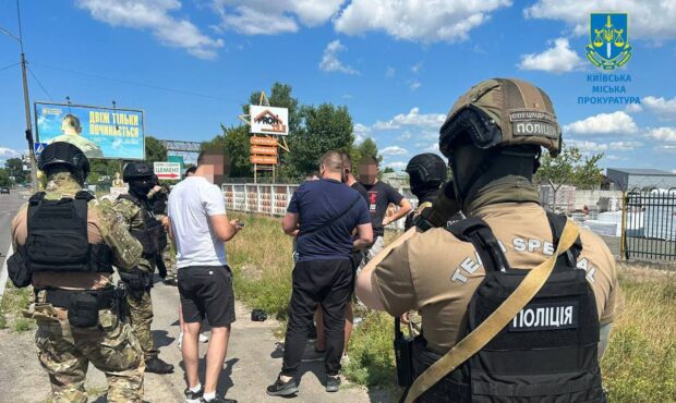 Підпалювали обладнання критичної інфраструктури та автомобілі військових: у Києві затримали двох диверсантів, їм повідомлено про підозру