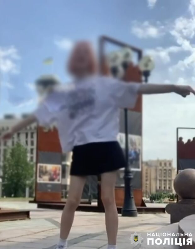 У Києві 16-річна блогерка танцювала під російський трек біля меморіалу Героїв Небесної Сотні