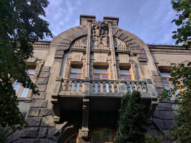 Легенди Києва: вдова що вічно плаче на фасаді будинку Аршавського