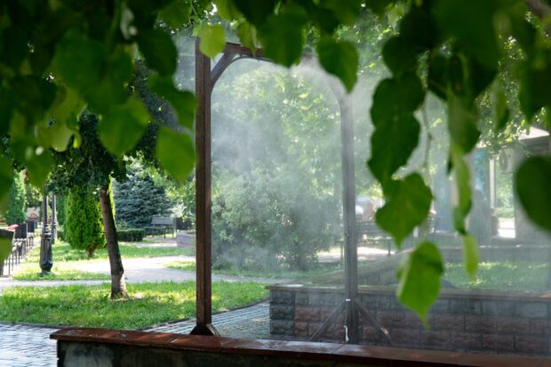У Києві розпочинають працювати рамки-розпилювачі води для охолодження в літню спеку (відео)