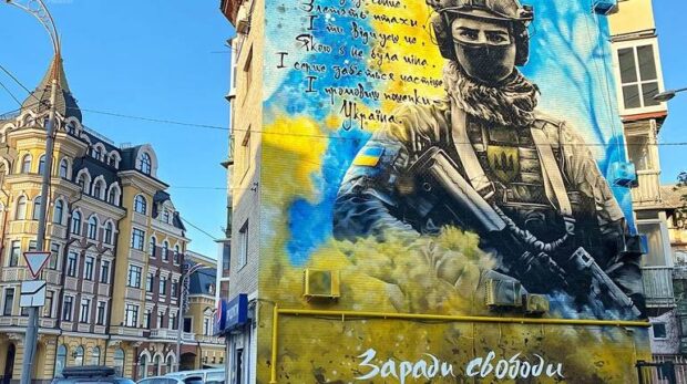 У четвер, 4 липня, Київська міська рада затвердила порядок нанесення муралів на будівлі столиці. Завдяки цьому має виникнути прозорий механізм мистецького оформлення міського середовища. Рішення підтримали 79 депутатів.