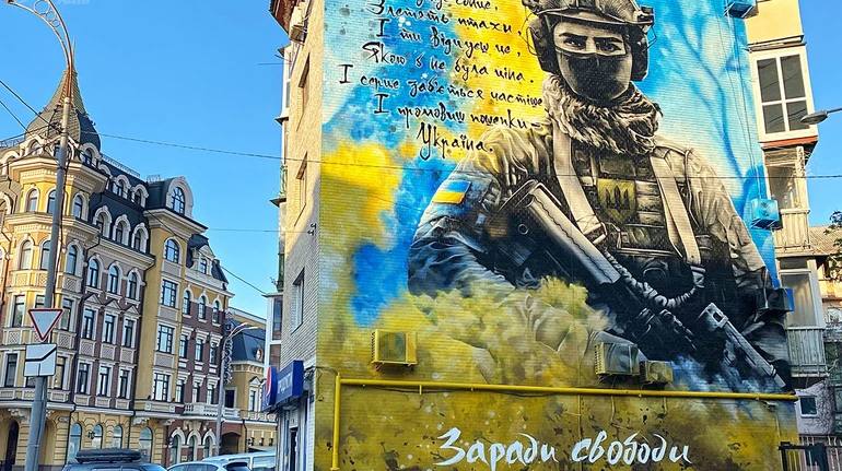 У четвер, 4 липня, Київська міська рада затвердила порядок нанесення муралів на будівлі столиці. Завдяки цьому має виникнути прозорий механізм мистецького оформлення міського середовища. Рішення підтримали 79 депутатів.