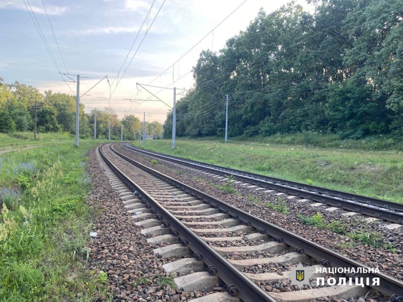 Катався між вагонами: на Київщині встановлюють обставини травмування підлітка на залізниці
